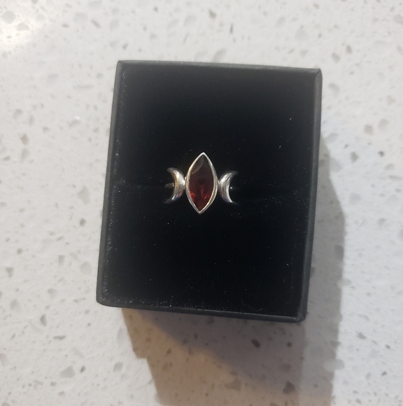 Silver Ring with Garnet Gemstone & Cresent Moon Design -Size 7 - Picture 2 of 7
